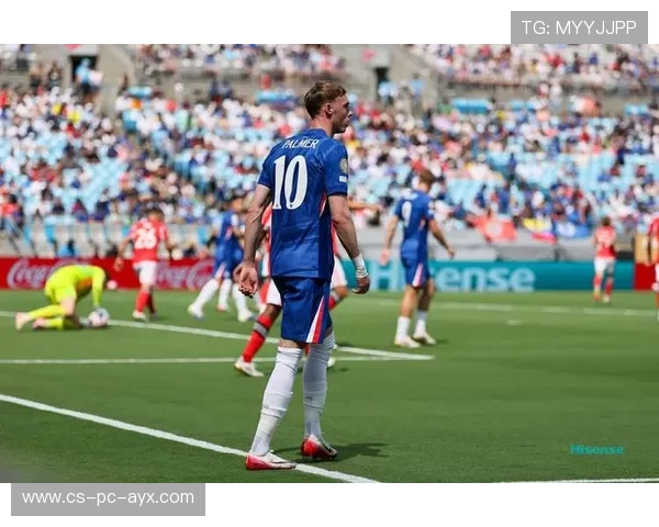 切尔西帕尔默逆足抽射破网引起全场轰鸣