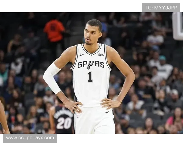 文班亚马单场10次封盖刷新生涯纪录，马刺禁区防守震慑魔术